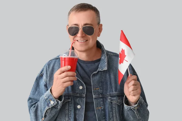 Uomo Maturo Con Bandiera Del Canada Soda Sfondo Chiaro — Foto Stock