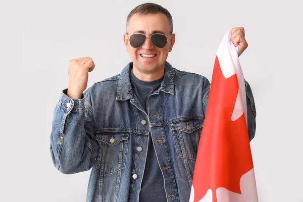 Szczęśliwy Dojrzały Człowiek Flagą Kanady Tle Światła — Zdjęcie stockowe