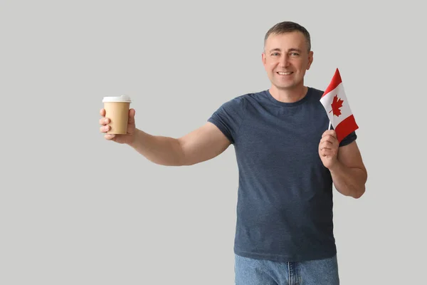 Kanada Bayrağı Açık Arkaplanda Kahvesi Olan Olgun Bir Adam — Stok fotoğraf