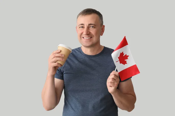 Dojrzały Mężczyzna Flagą Kanady Kawa Jasnym Tle — Zdjęcie stockowe