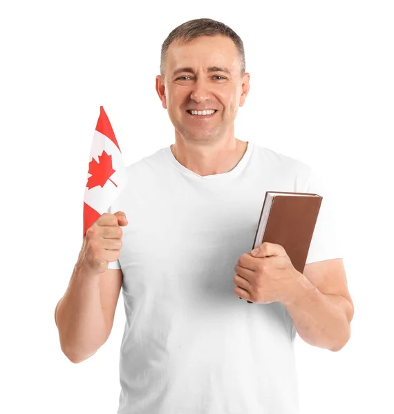 Kanada Bayrağı Beyaz Arka Plan Kitabı Olan Olgun Bir Adam — Stok fotoğraf