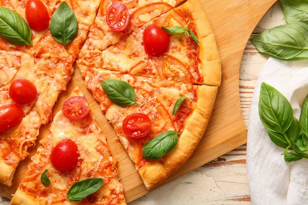 Bord Met Lekkere Pizza Margarita Witte Houten Achtergrond — Stockfoto