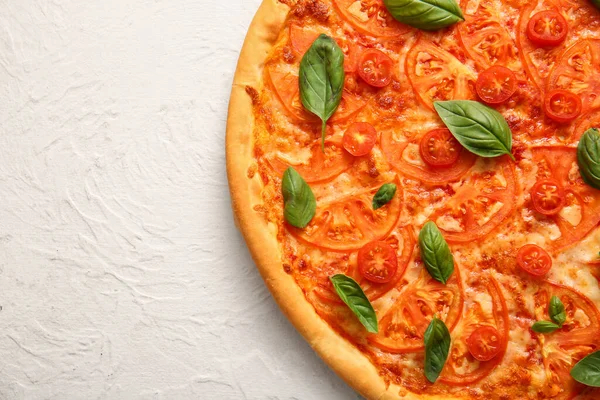 Gustosa Pizza Margarita Sfondo Bianco — Foto Stock