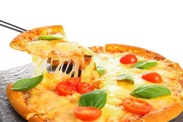 白い背景においしいピザマルガリータとボード — ストック写真