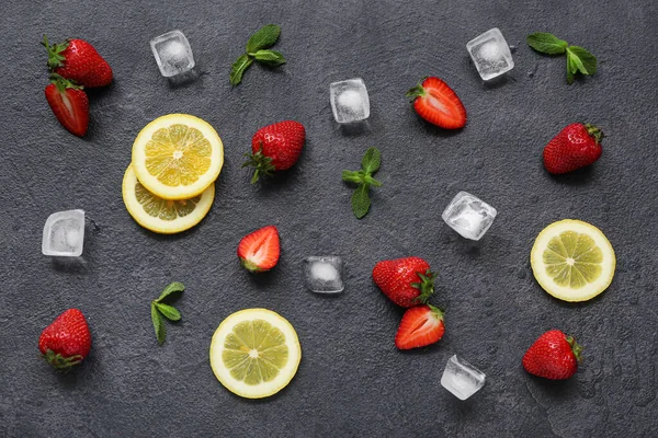 Frische Erdbeeren Mit Zitrone Und Eiswürfeln Auf Schwarzem Hintergrund — Stockfoto