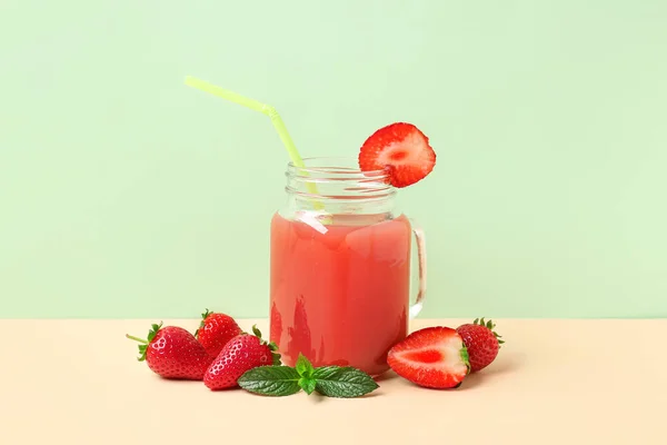色の背景においしいイチゴジュースのメイソンジャー — ストック写真