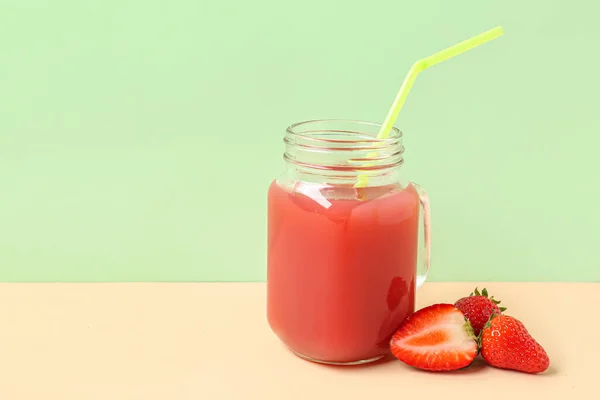 Einmachglas Mit Leckerem Erdbeersaft Auf Farbigem Hintergrund — Stockfoto