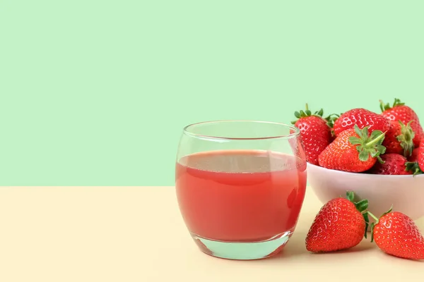 米色桌上放有草莓的果汁和碗 — 图库照片