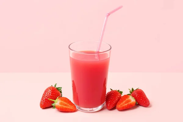 白桌子上的一杯美味草莓汁 — 图库照片