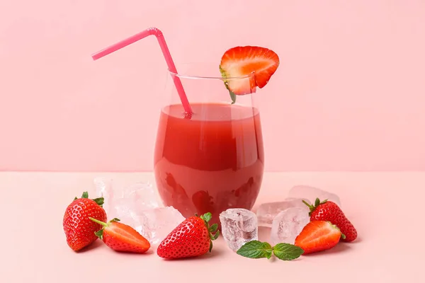 Glas Leckerer Erdbeersaft Mit Eiswürfeln Auf Weißem Tisch — Stockfoto