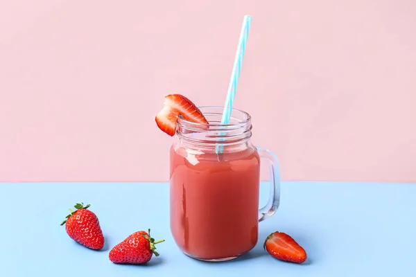 梅森罐装的草莓汁放在蓝色桌子上 — 图库照片