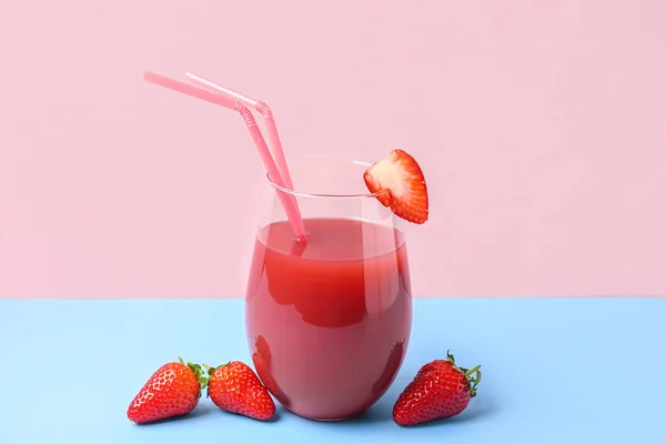 蓝色桌子上的一杯美味草莓汁 — 图库照片