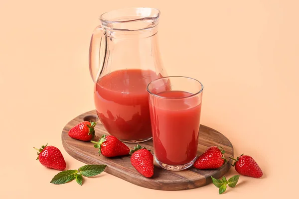Bord Met Kruik Glas Smakelijk Aardbeiensap Oranje Achtergrond — Stockfoto