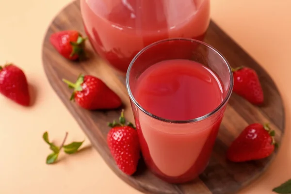 Board Jug Glass Tasty Strawberry Juice Orange Background — Stock Photo, Image