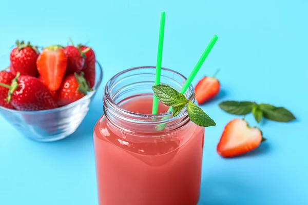 Einmachglas Mit Saft Und Schüssel Mit Erdbeere Auf Blauem Hintergrund — Stockfoto