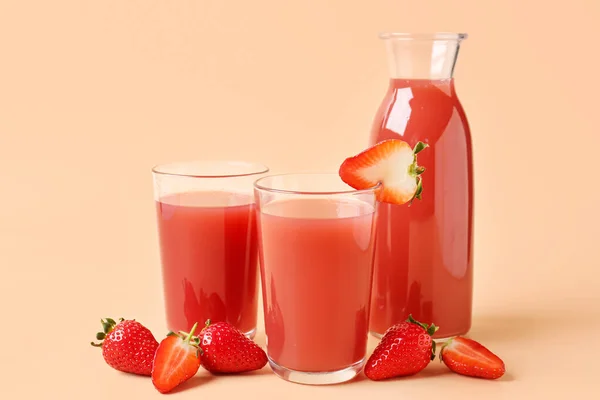 Flasche Und Gläser Leckerer Erdbeersaft Auf Orangefarbenem Hintergrund — Stockfoto