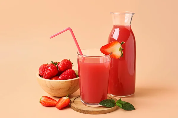 Flasche Und Glas Leckerer Erdbeersaft Auf Orangefarbenem Hintergrund — Stockfoto