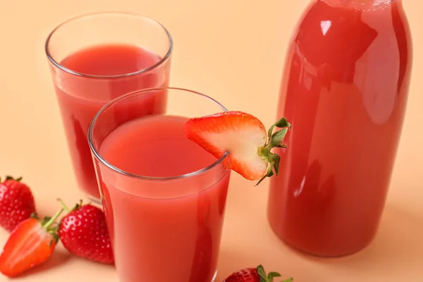 Bottle Glasses Tasty Strawberry Juice Orange Background — Stock Photo, Image