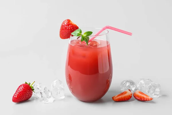 Glas Leckerer Erdbeersaft Auf Grauem Hintergrund — Stockfoto