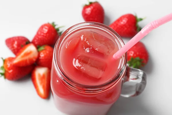 Einmachglas Mit Leckerem Erdbeersaft Auf Grauem Hintergrund — Stockfoto