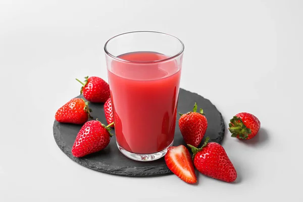 Tafel Mit Einem Glas Leckerem Erdbeersaft Auf Grauem Hintergrund — Stockfoto