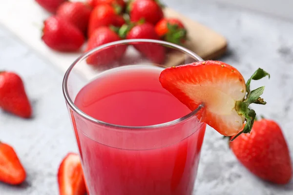 Ein Glas Leckerer Erdbeersaft Auf Grauem Tisch — Stockfoto