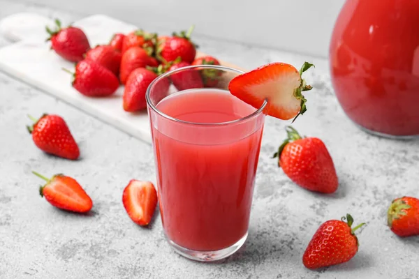 灰色桌子上的一杯美味草莓汁 — 图库照片