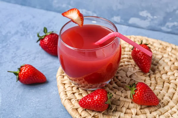 蓝色桌子上的一杯美味草莓汁 — 图库照片