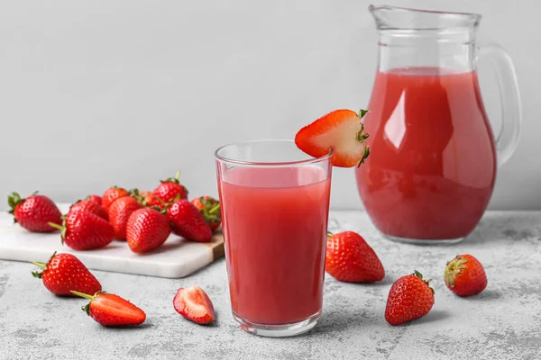 Glas Und Krug Mit Leckerem Erdbeersaft Auf Grauem Tisch — Stockfoto