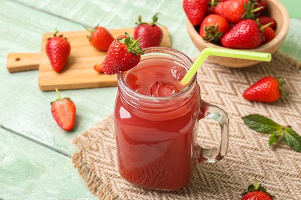 Einmachglas Mit Saft Und Schüssel Mit Erdbeere Auf Grünem Holztisch — Stockfoto