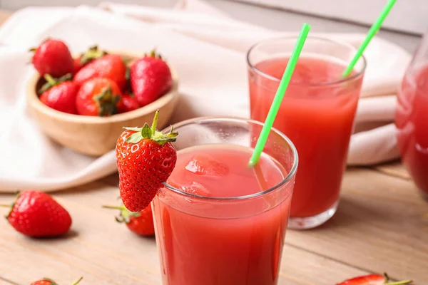 木桌上放有草莓的果汁和碗 — 图库照片