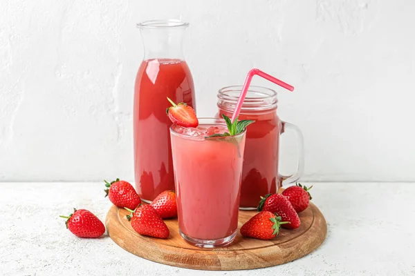 Fles Met Gemetselde Pot Een Glas Lekkere Aardbeiensap Witte Tafel — Stockfoto