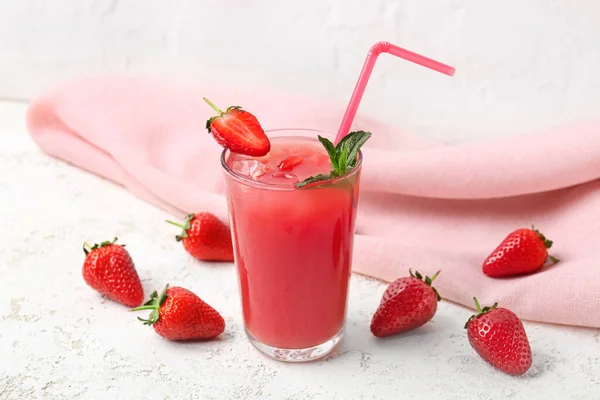 白桌子上的一杯美味草莓汁 — 图库照片