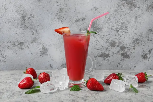 Glas Leckerer Erdbeersaft Mit Eiswürfeln Auf Grauem Tisch — Stockfoto