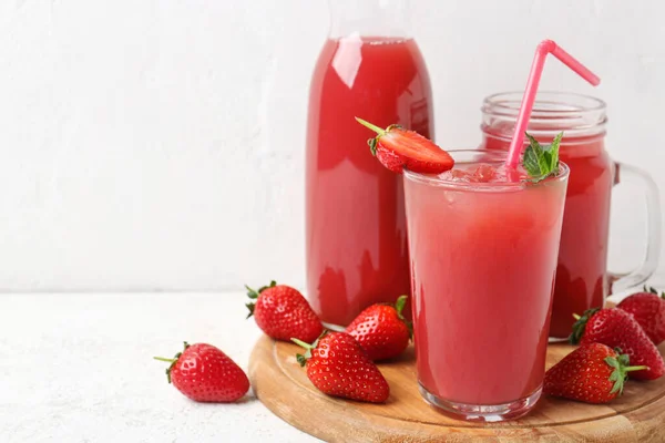 Flasche Mit Einmachglas Und Einem Glas Leckerem Erdbeersaft Auf Weißem — Stockfoto