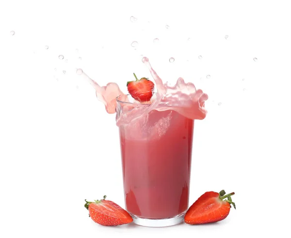 Glas Lekkere Aardbeiensap Met Spetters Witte Achtergrond — Stockfoto