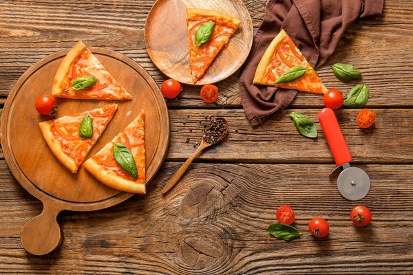 Bord Met Lekkere Pizza Margarita Bruine Houten Achtergrond — Stockfoto