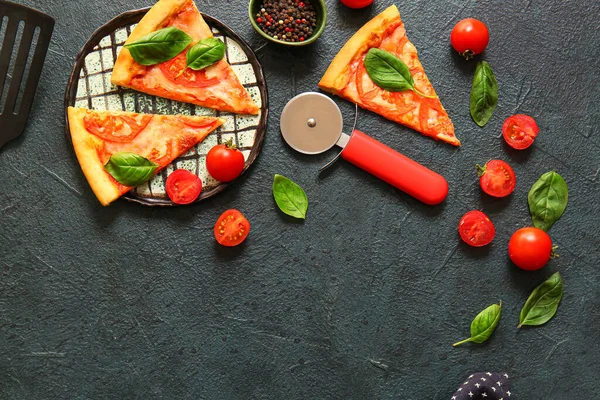 Teller Mit Leckerer Pizza Margarita Auf Schwarzem Grunge Hintergrund — Stockfoto