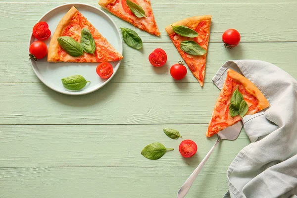 Plaat Met Lekkere Pizza Margarita Groene Houten Achtergrond — Stockfoto
