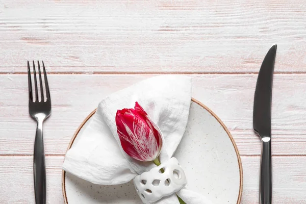 Красивая Сервировка Стола Цветок Тюльпана Деревянном Фоне — стоковое фото