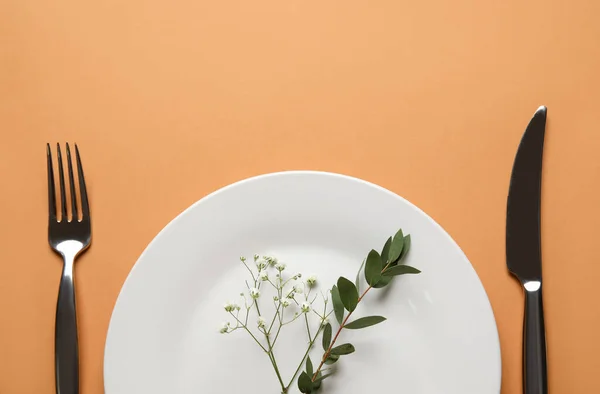 Schöne Tischdekoration Und Zigeunerblumen Auf Beigem Hintergrund — Stockfoto