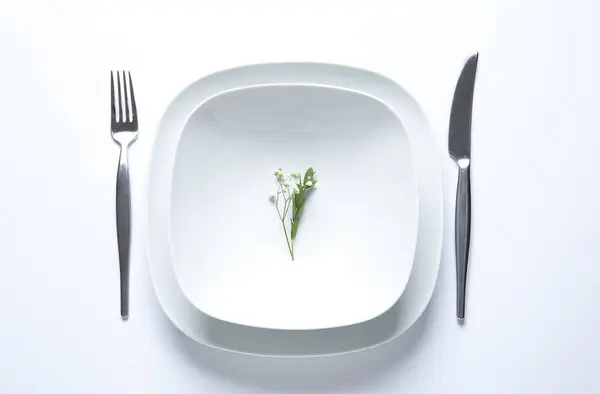 Schöne Tischdekoration Und Zigeunerblumen Auf Weißem Hintergrund — Stockfoto