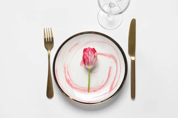 Egyszerű Asztali Beállítás Tányérral Evőeszközökkel Üveggel Tulipánvirággal Fehér Alapon — Stock Fotó