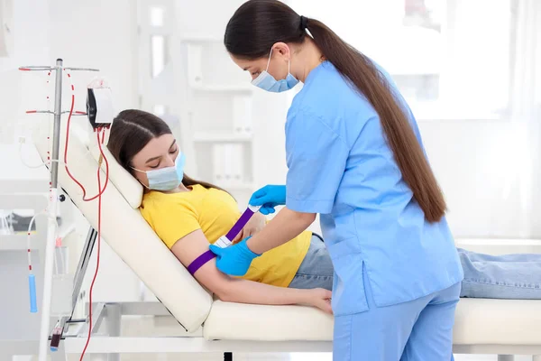 Female Nurse Preparing Young Donor Blood Transfusion Clinic — Stock Photo, Image
