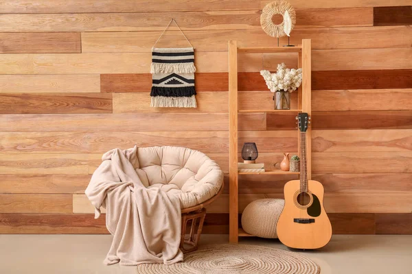 带扶手椅 搁架和吉他的客厅室内 — 图库照片