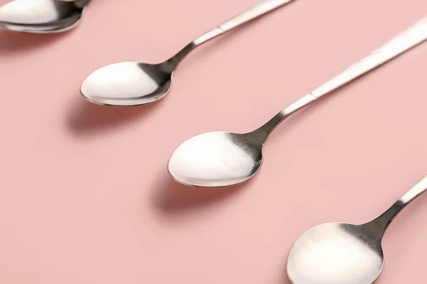 粉色背景的不锈钢勺子 — 图库照片