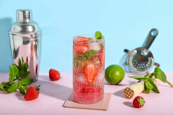 Склянка Свіжої Полуниці Мохіто Шейкером Штапелем Інгредієнтами Рожевому Столі Біля — стокове фото