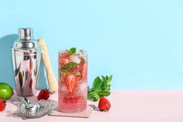 Ποτήρι Φρέσκου Μοχίτο Φράουλας Αναδευτήρα Σουρωτήρι Και Υλικά Ροζ Τραπέζι — Φωτογραφία Αρχείου
