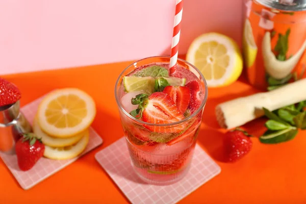Glas Frischen Erdbeermojito Mit Stroh Rührgerät Und Zutaten Auf Orangefarbenem — Stockfoto