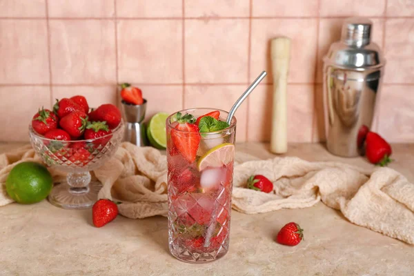 Glas Verse Aardbeien Mojito Met Shaker Jigger Grunge Roze Tafel — Stockfoto